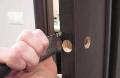So installieren Sie einen Riegel selbstständig in einer Innentür: eine Schritt-für-Schritt-Anleitung mit Foto