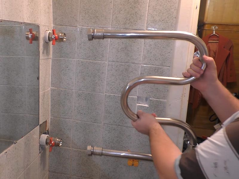 So ersetzen Sie einen beheizten Handtuchhalter im Badezimmer vorschriftsmäßig