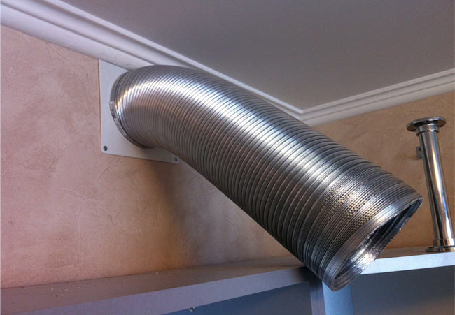 Wellung für die Haube: Verbindungsarten mit dem Küchenlüftungskanal, Rohrmaterial und -durchmesser, Installationsfeinheiten
