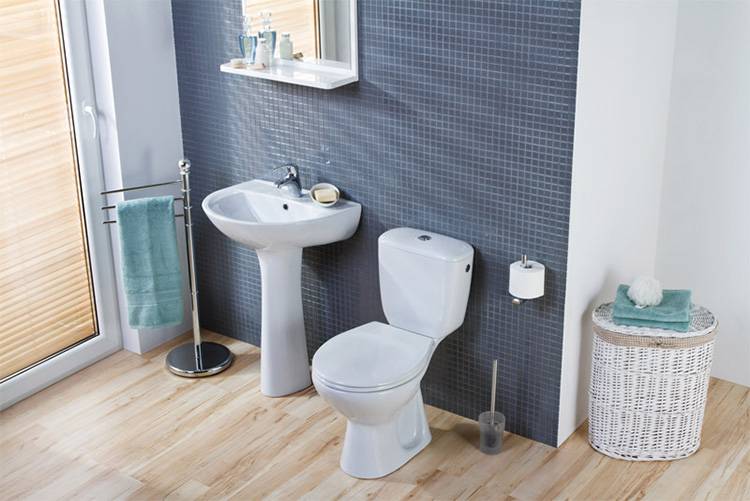 Hvordan skal et toilet med vandret skylning installeres?