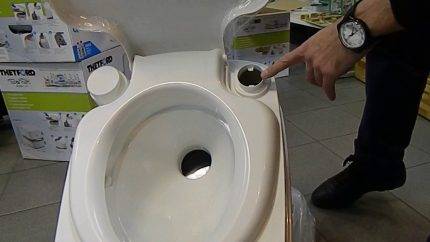 Sådan rengøres et bidet: særlige funktioner til rengøring af tørv og væske-toilet.