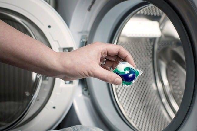 Wohin mit dem Pulver in die Waschmaschine und wie viel Pulver einfüllen: ein Gleichgewicht zwischen Effizienz und Einsparungen