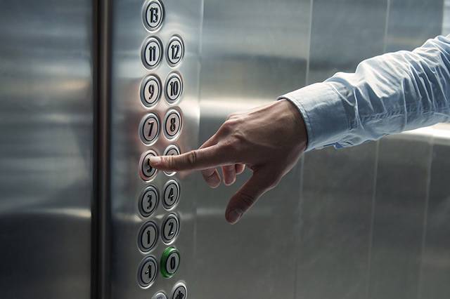 Hvorfor du ikke kan hoppe i en elevator: er det værd at tjekke det ud for dig selv?