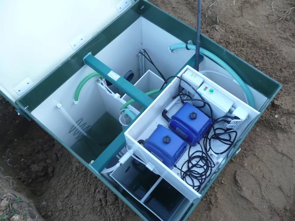 Do-it-yourself-Wartung einer Topas-Klärgrube in einem Privathaus