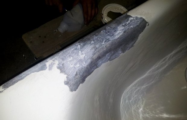 Dine egne hænder på bademaling: hvordan man anvender flydende akrylopløsning til et badekar derhjemme