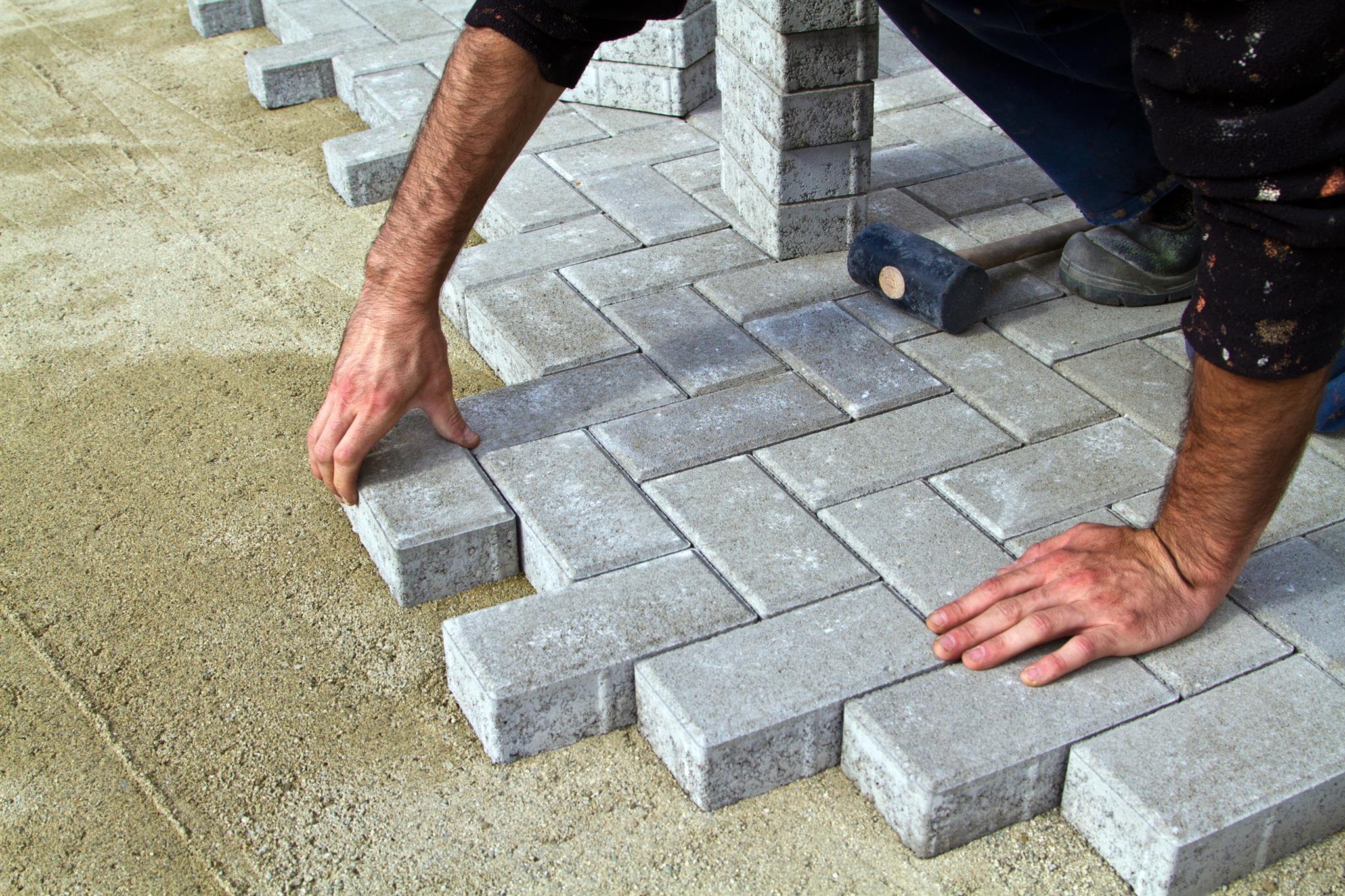 Verlegen von Gehwegplatten zum Selbermachen: Schritt-für-Schritt-Anleitung für die Durchführung der Arbeiten