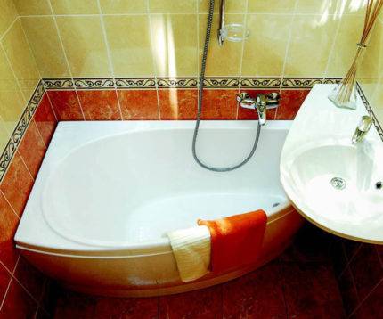 Standardabmessungen von Badewannen: Standardabmessungen von Sanitärkeramik aus Acryl und Gusseisen