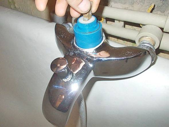 Der Wasserhahn im Badezimmer tropft unter dem Schalter der Duscharmatur hervor: Was tun, wenn der Knopf an der Badewannenarmatur undicht ist?