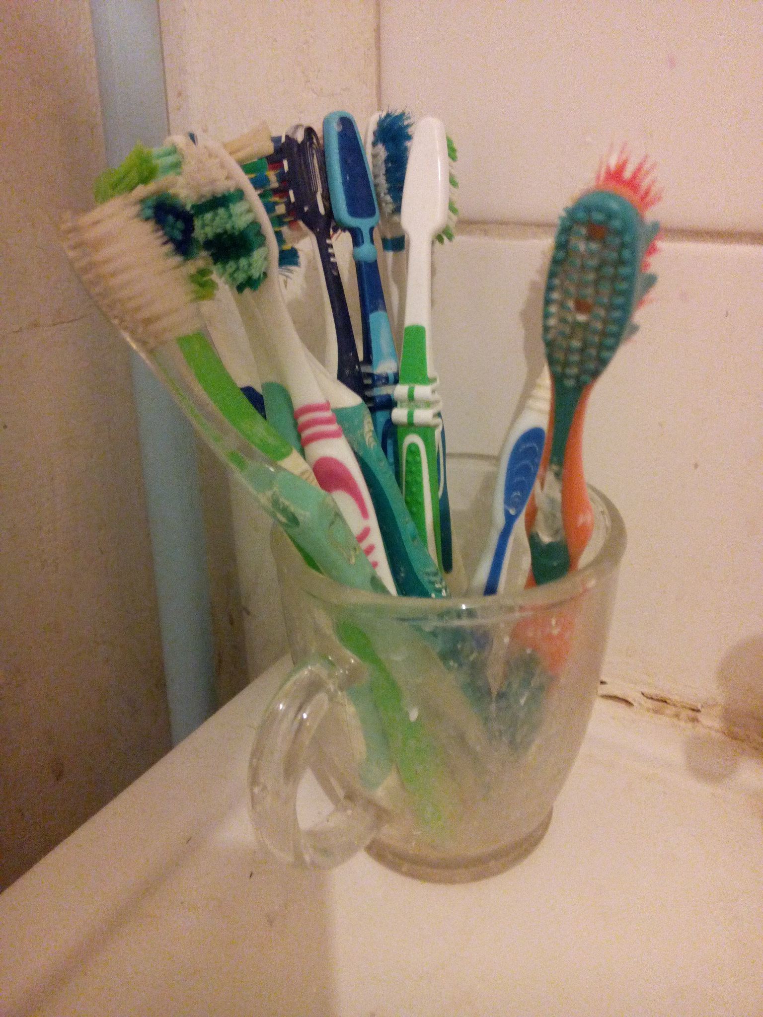 Hvad du kan gøre med gamle tandbørster til børn, rengøring og kropspleje