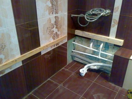 Rørføring i badeværelset: analyse af skjulte og åbne rørsystemer