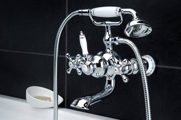 Wasserhahn mit langem Auslauf und Badewannenbrause: Thermostatprodukt, Auswahl der Auslauflänge, in Russland hergestellte Produkte