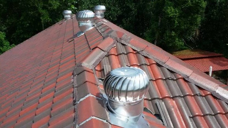 Ventilationsrør på husets tag: indretning af udstødningsrørets udløb gennem taget