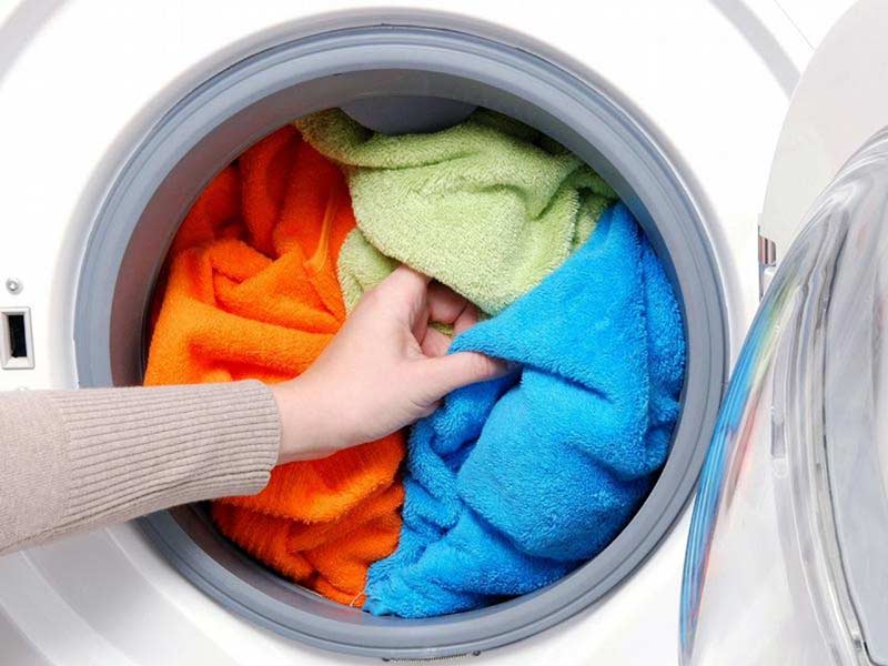 Wie wäscht man Bettwäsche in der Waschmaschine und von Hand?