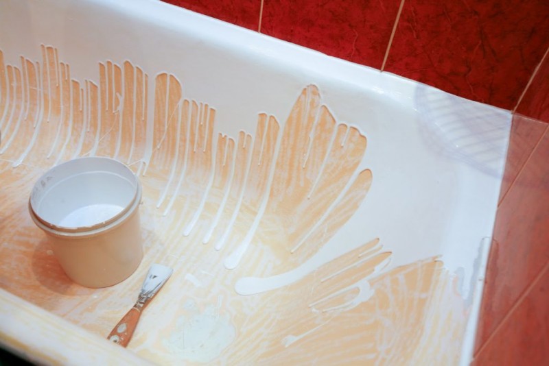 Wie und was repariert man am besten einen Chip auf der Oberfläche einer Badewanne?