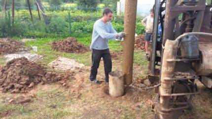 Do-it-yourself-Schöpfer für einen Brunnen: ein Beispiel für die Herstellung + wie man richtig arbeitet