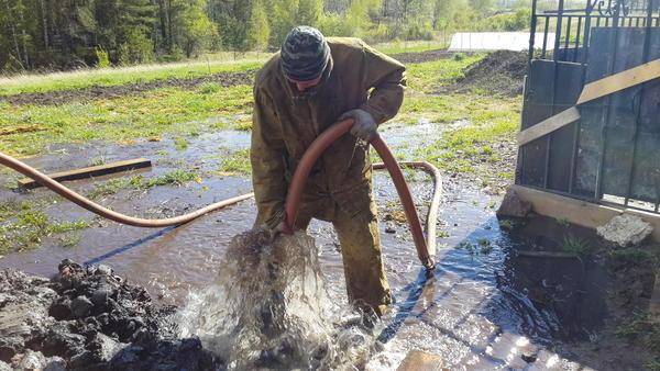 Hvordan man korrekt pumpe en brønd: metoder til pumpning efter boring og under drift