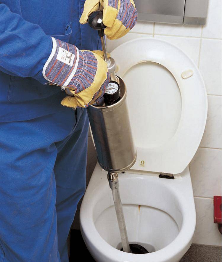 Verstopfte Toilette, wie man zu Hause putzt - alles über die Kanalisation