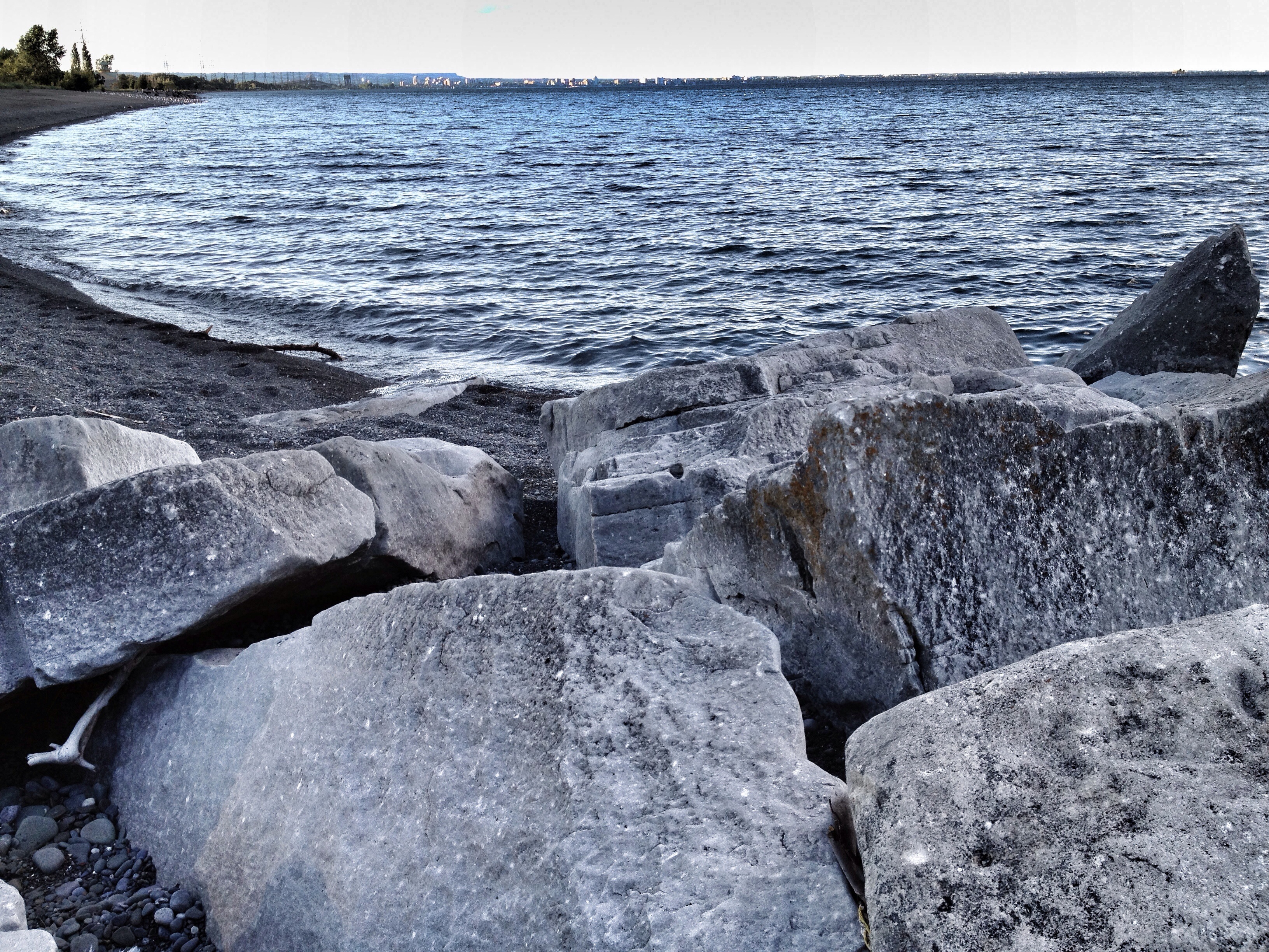 Warum träumen Steine: große und kleine Kieselsteine ​​​​im Wasser oder auf dem Boden zu sehen, sie zu sammeln oder zu werfen