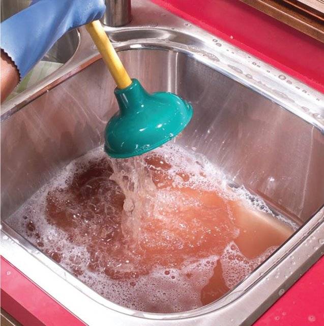 So reinigen Sie eine Verstopfung im Badezimmer: So beheben Sie sie
