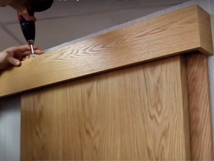 So installieren Sie eine Innentür ohne Schwelle und mit Schwelle: Installationsschritte zum Selbermachen