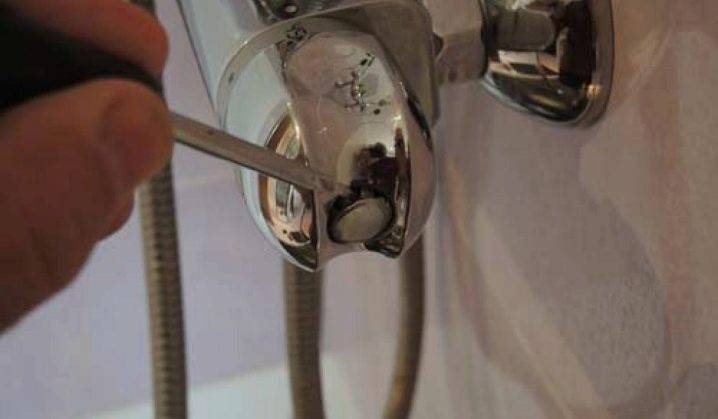 Wasserzapfgerät: detaillierte Diagramme der Innenseiten aller Arten von Mischern