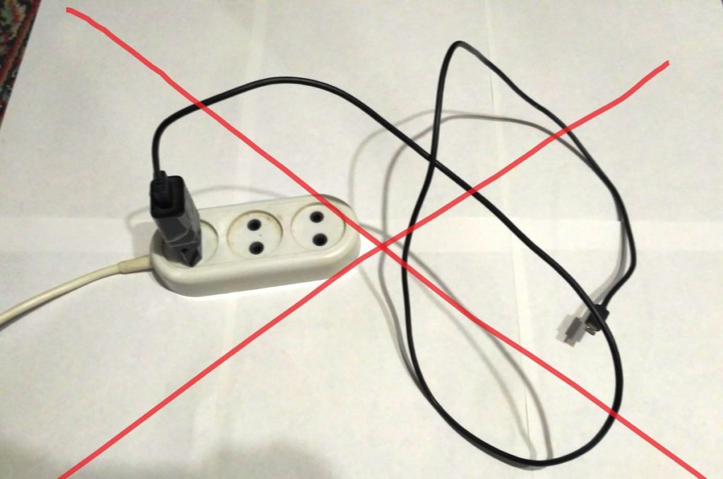 Ist es möglich, das Ladegerät ohne das Telefon in der Steckdose zu lassen?