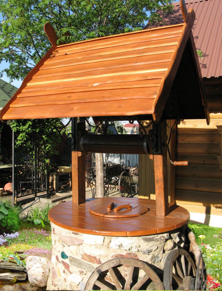 So bauen Sie selbst ein Holzhaus für einen Brunnen: eine Auswahl der besten Ideen und ein Baubeispiel