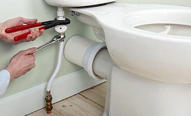 Der Toilettenspülkasten ist undicht: Ursachen für Undichtigkeiten und wie man sie behebt