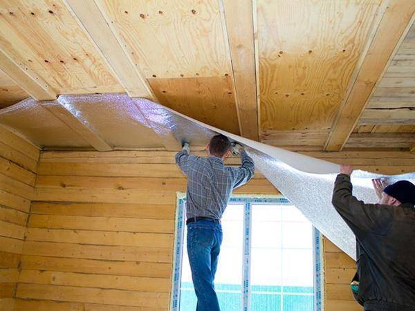 Deckendämmung in einem privaten Holzhaus von innen und außen: die Wahl des besten Materials und die Nuancen der Installation