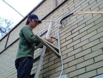So installieren Sie eine Klimaanlage richtig an einer tragenden Wand: Regeln + technologischer Ablauf
