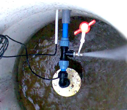So hängen und befestigen Sie die Pumpe im Brunnen