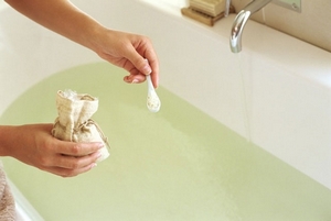 Sådan vasker du et støbejernsbad uden at beskadige emaljen: en gennemgang af traditionelle opskrifter og de bedste husråd