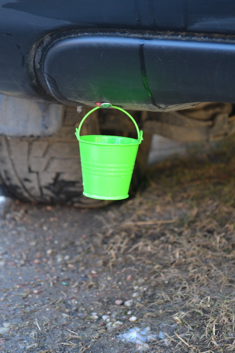 Warum einen Eimer hinten ans Auto hängen?