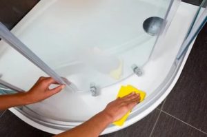 So waschen Sie die Dusche von Seifenflecken und Kalk: 10 beste Möglichkeiten