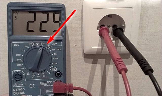 So überprüfen Sie die Spannung in der Steckdose mit einem Multimeter