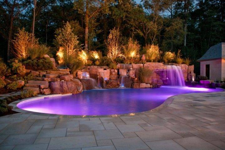 Wir bauen mit unseren eigenen Händen aus improvisierten Materialien einen Pool auf dem Land