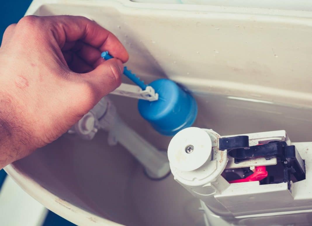 Was tun, wenn die Toilette an der Kreuzung mit dem Abwasserkanal undicht ist: Ursachen eines Toilettenlecks an der Kreuzung mit dem Abwasserkanal