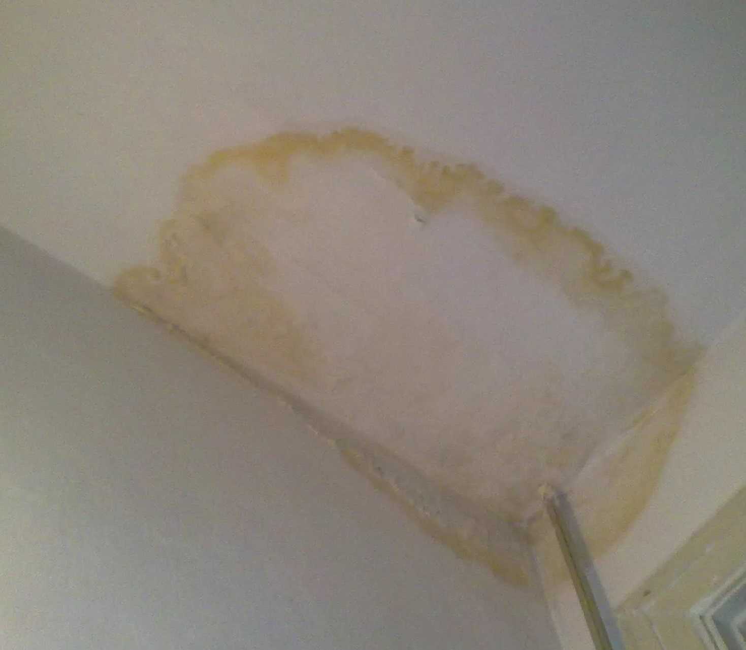 Ursachen von nassen Stellen mit Rost an der Decke