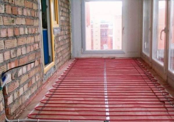 Sådan laver du et varmt gulv på en balkon og loggia: valg af varmesystem + installationsvejledning