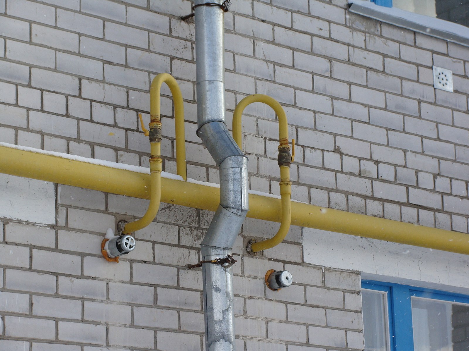 Abstand von der Gasleitung zur Steckdose, Elektrokabel, Elektroinstallation und Boiler