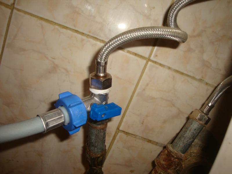 Anschluss der Waschmaschine an Wasserversorgung und Kanalisation!