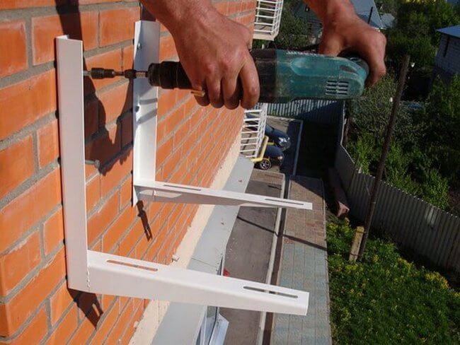 Sådan installeres et klimaanlæg på en loggia og en glaseret balkon: instruktioner og værdifulde anbefalinger