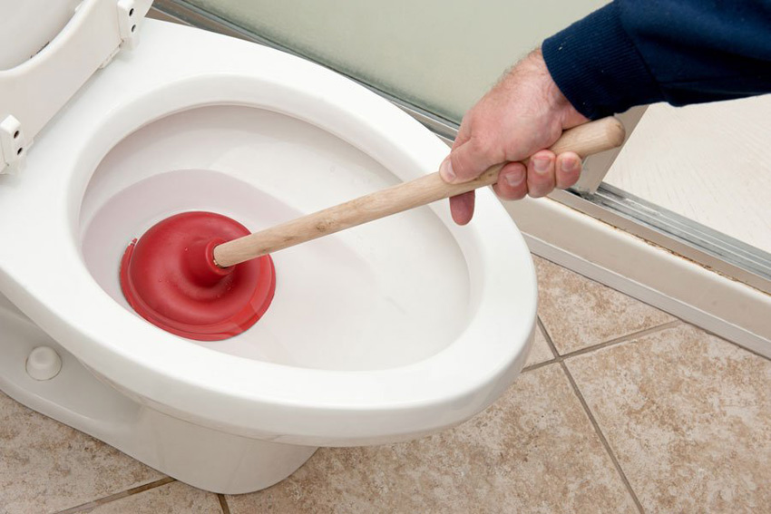 Wie kann man die Toilette zu Hause selbst reinigen, wenn sie verstopft ist?