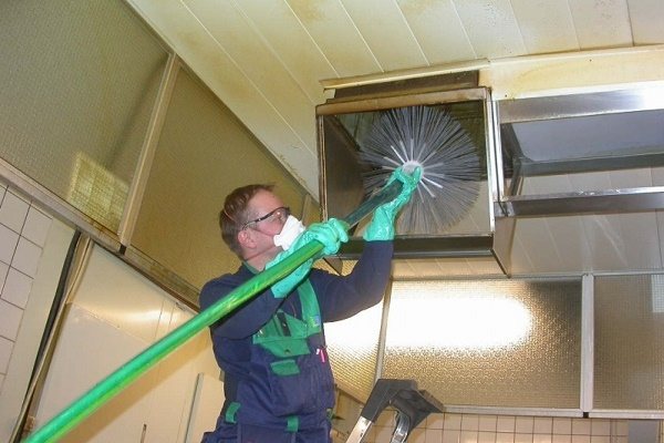 Warum bläst die Haube in der Wohnung in die entgegengesetzte Richtung: die Hauptursachen und Möglichkeiten zur Beseitigung des Rückwärtsschubs