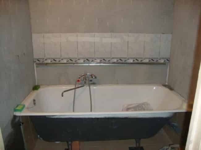 De vigtigste stadier af installation af et badekar med dine egne hænder: akryl, støbejern og stål muligheder