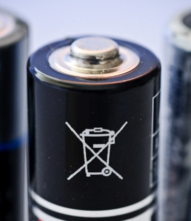 Warum Sie Batterien nicht in den Mülleimer werfen sollten
