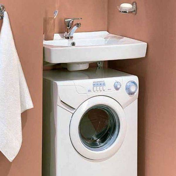 Sådan tilsluttes en vaskemaskine til vandforsyning, kloakering og elektricitet