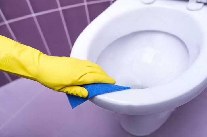Sådan rengøres toilettet fra skalaen: effektive kemiske og folkemæssige retsmidler