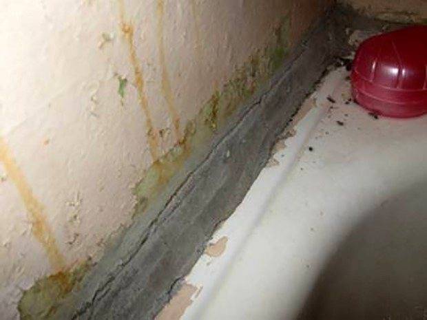 Hvordan og med hvad skal man lukke hullet mellem væggen og badeværelset: praktiske måder