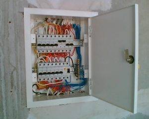 Montage von Schalttafeln zum Selbermachen: die Hauptphasen der Elektroarbeiten
